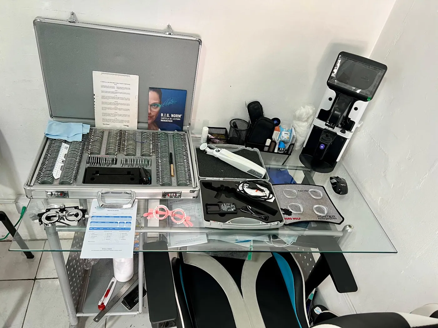 Caja de pruebas y equipos del examen visual en NexGen Visión