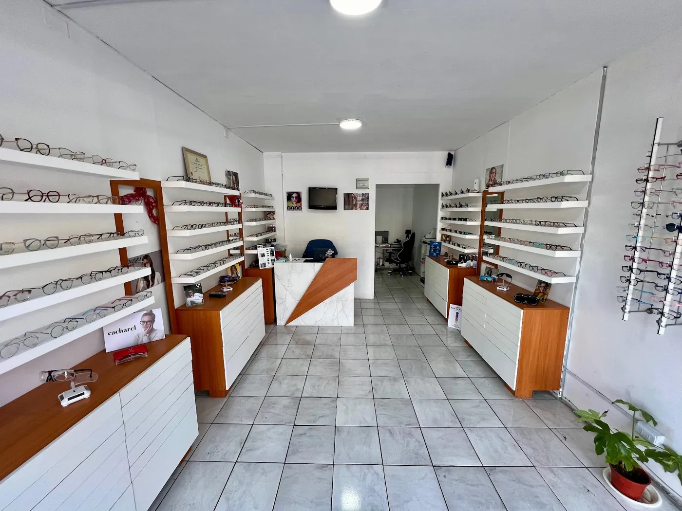 Interior de la óptica NexGen Visión con sus exhibidores