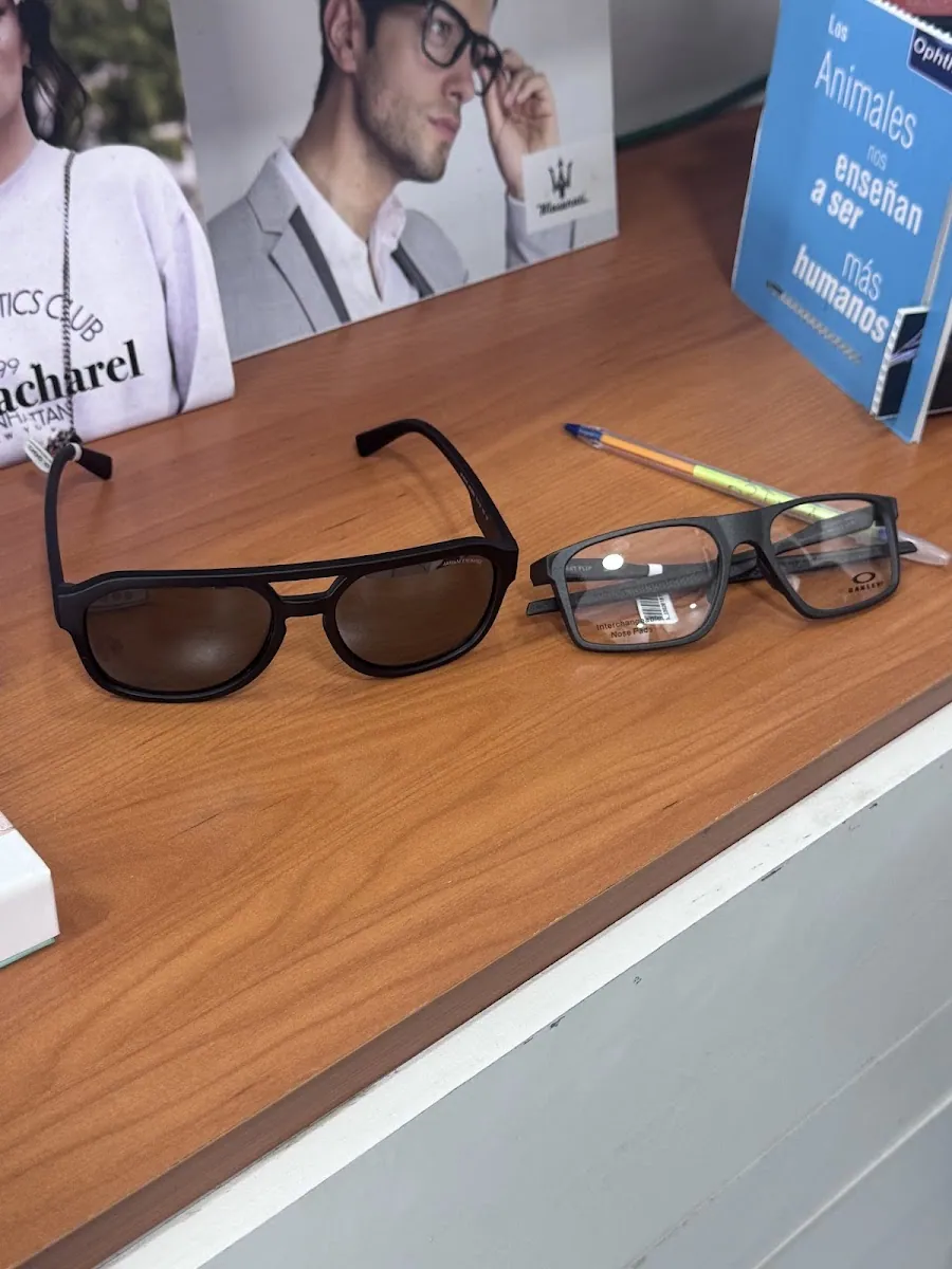 Lentes de sol sobre el mesón de atención